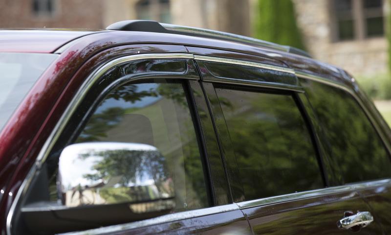 AVS 01-06 Lexus LS430 Ventvisor Low Profile Deflectors 4pc - Smoke w/Chrome Trim